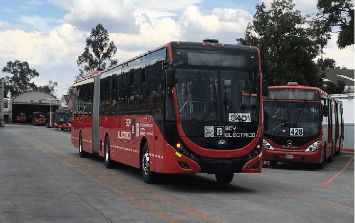 photo of a Yutong articulated electric bus